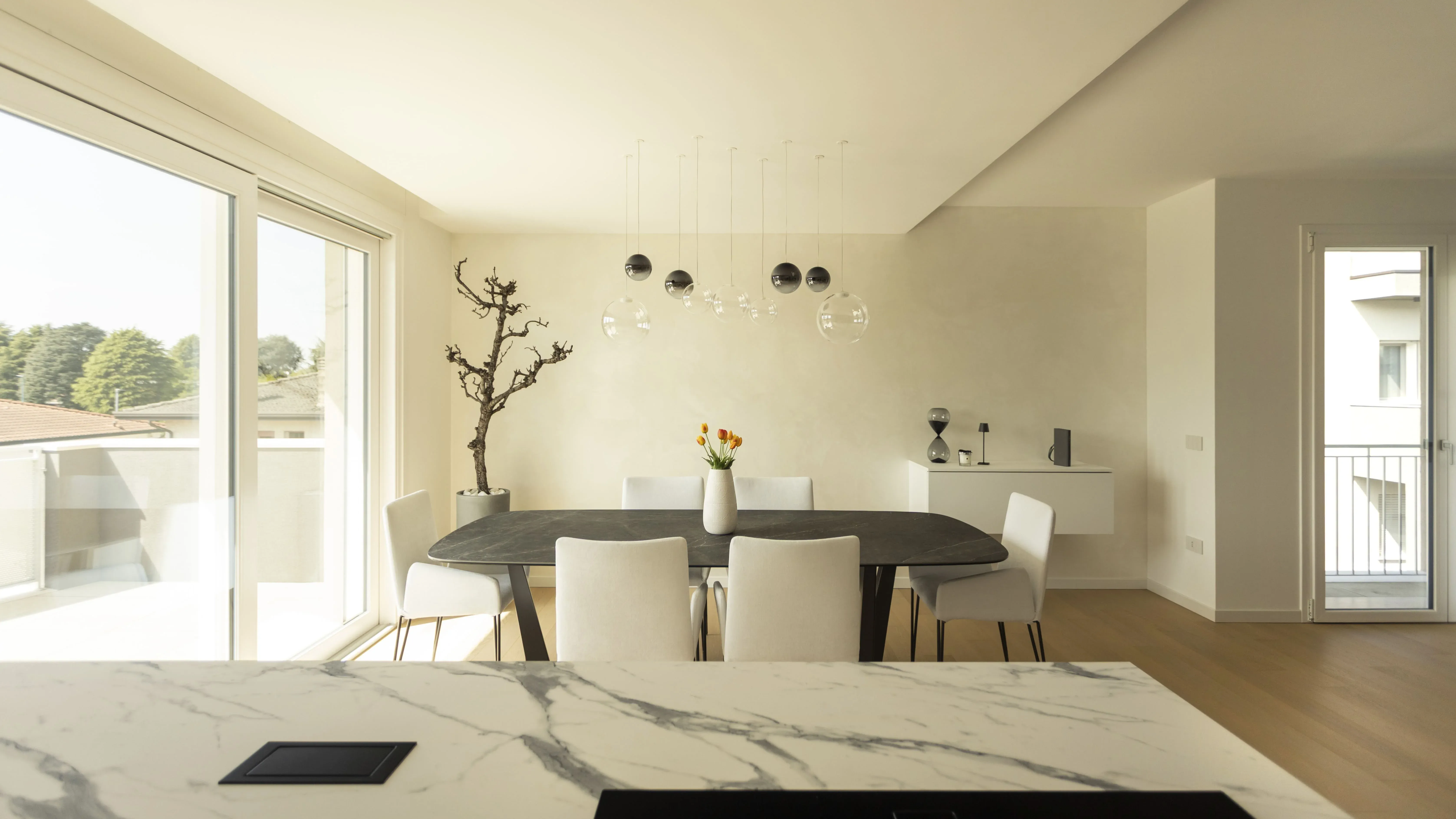 Zona giorno finita e arredata, con tavolo da pranzo e affaccio sul terrazzo